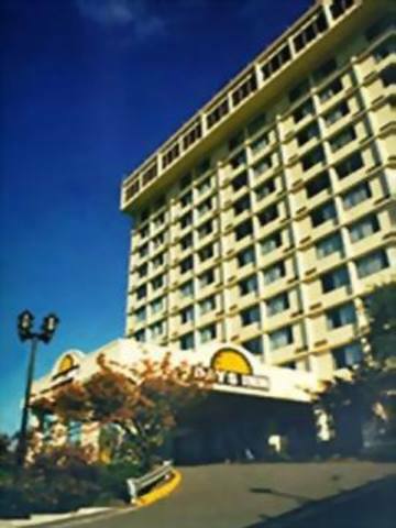Ramada By Wyndham North Bergen Hotel Exterior photo